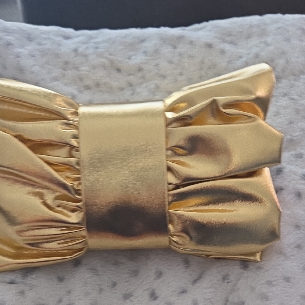 CHANEL Metallic Gold Bow Clutch - Picture 4 of 4